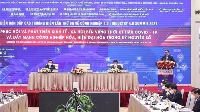 Le Premier ministre Pham Minh Chinh prend la parole lors d’une session plénière du 3e forum annuel de haut niveau sur la quatrième révolution industrielle. Photo : vtv.vn.
