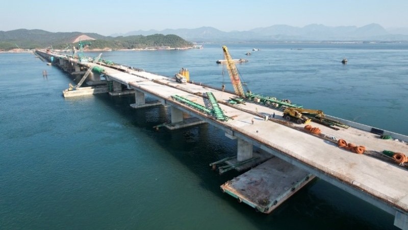 Le pont Vân Tiên, enjambant la rivière Voi, mesure 1 515 m de long et 25,25 m de large. Photo : NDEL.