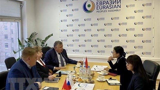 Lors de la rencontre entre la présidente de la VUFO, Nguyên Phuong Nga, et le président de l'APE, Andrey Belyaninov. Photo: VNA