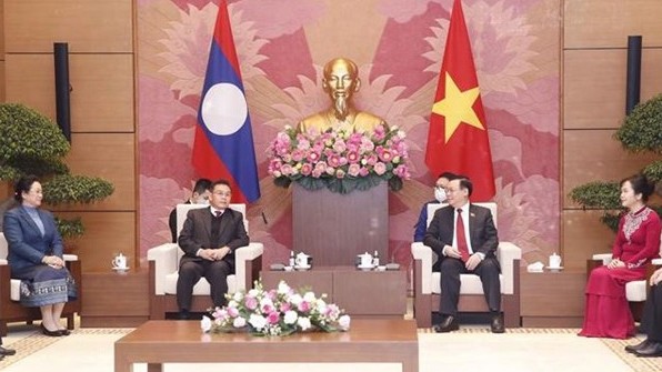 Le Président de l’Assemblée nationale du Vietnam Vuong Dinh Huê (à droite) et son homologue lao Xaysomphone Phomvihane à Hanoi, le 6 décembre. Photo : VNA.