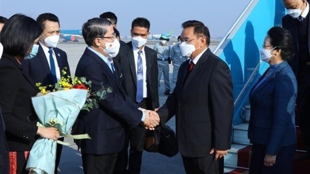 Le Président de l'Assemblée nationale (AN) du Laos Saysomphone Phomvihane, est accueilli par le Vice-Président de l'Assemblée nationale du Vietnam, Nguyên Duc Hai. Photo : VNA