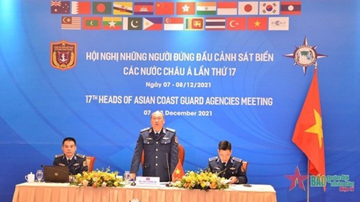 Le général de brigade Lê Quang Dao, commandant des Garde-côtes du Vietnam (milieu), s'exprime lors de la réunion. Photo : qdnd.vn