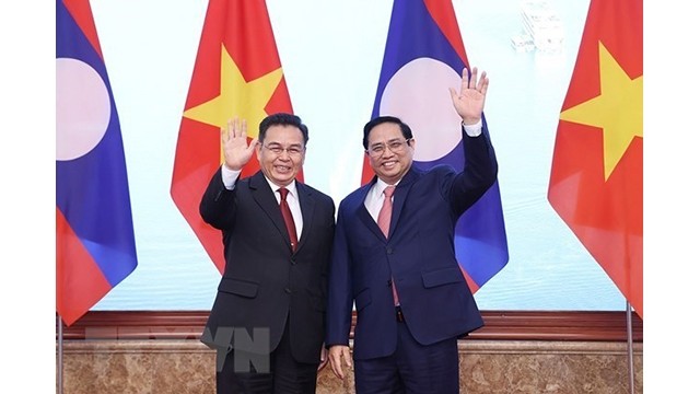 Le Premier ministre Pham Minh Chinh (à droite) et le Président de l'Assemblée nationale laotienne, Saysomphone Phomvihane. Photo : VNA.