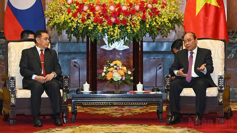 Le Président Nguyên Xuân Phuc (à droite) et le président de l'Assemblée nationale laotienne, Saysomphone Phomvihane. Photo : VNA.