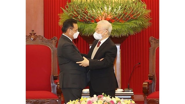 Le Secrétaire général du Parti communiste du Vietnam, Nguyên Phu Trong (à droite) et le Président de l’AN du Laos, Xaysomphone Phomvihane. Photo : VNA.
