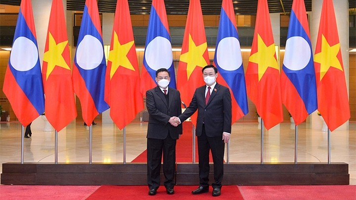 Le président de l’Assemblée nationale du Vietnam, Vuong Dinh Huê (à droite), et son homologue laotien, Saysomphone Phomvihane. Photo : dangcongsan.vn