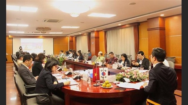 La vidéoconférence de dialogue politique entre le ministère de l'Industrie et du Commerce du Vietnam et le ministère du Commerce, de l'Industrie et de l'Énergie de Corée dans le domaine de la distribution et de la logistique entre les deux pays s'est tenue en avril 2021. Photo : VNA.