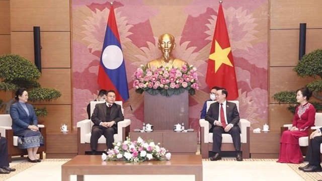 Le président de l’AN du Vietnam, Vuong Dinh Huê (à droite), et son homologue laotien, Xaysomphone Phomvihane. Photo : VNA