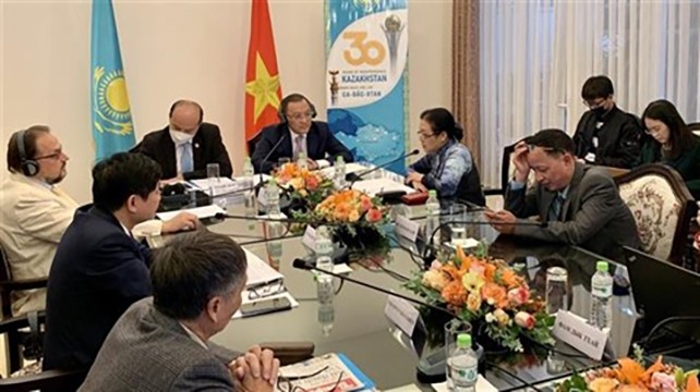 Une table ronde sur 30 ans de développement du Kazakhstan, le 10 décembre à Hanoï. Photo : VNA.
