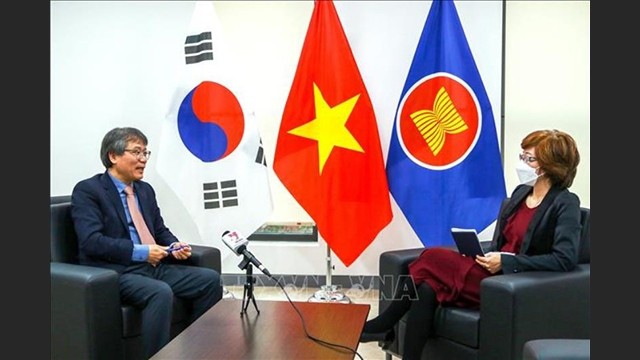 L'ambassadeur du Vietnam en République de Corée, Nguyên Vu Tùng, a accordé une interview au correspondent de l’Agence de presse vietnamienne à Seoul. Photo : VNA.