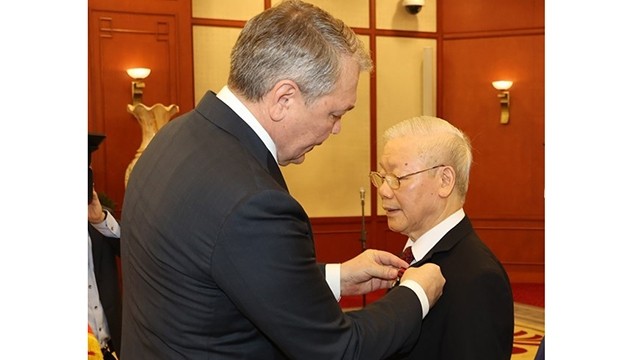 Le Vice-Président du PCFR, Leonid Kalashnikov, remet le prix Lénine du Comité central du Parti communiste de la Fédération de Russie au Secrétaire général du PCV, Nguyên Phu Trong (à droite). Photo : VNA.