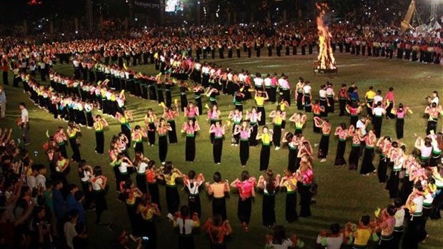 La dance "xòe" est pratiqué par les Thái dans quatre provinces de Yên Bai, Lai Châu, Son La et Diên Biên. Photo : VNA.