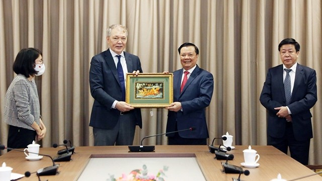 Dinh Tiên Dung, secrétaire du Comité du Parti de Hanoï (2e à partir de la droite) et Leonid Kalachnikov, vice-président du Parti KPRF. Photo : hanoimoi.com.vn.