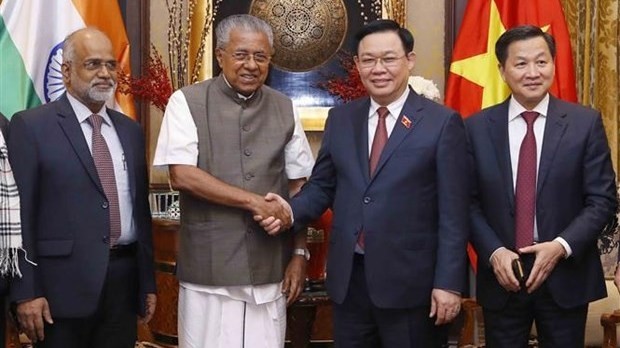 Le Président de l'Assemblée nationale Vuong Dinh Hue (2e à droite) et Pinarayi Vijayan, gouverneur de l'État indien du Kerala (2e à gauche). Photo : VNA.