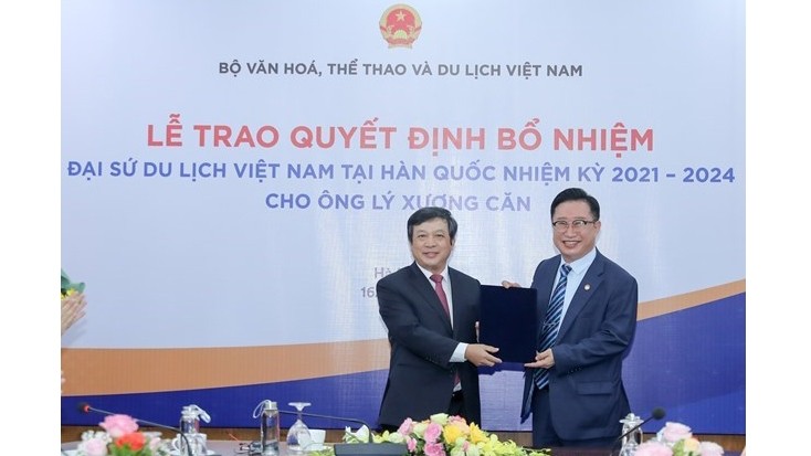 Ly Xuong Can (à droite) lors de la cérémonie pour annoncer la décision de sa nomination en tant qu'ambassadeur du tourisme vietnamien en République de Corée. Photo : NDEL.