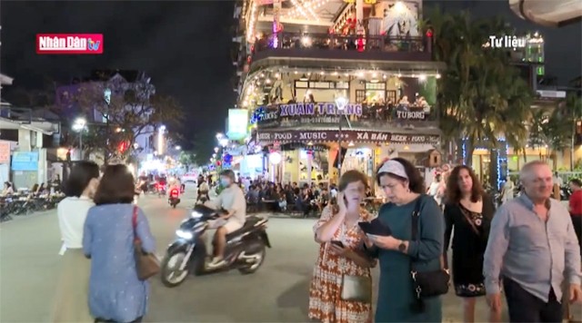 Huê : aménagement des rues nocturnes autour de la citadelle impériale