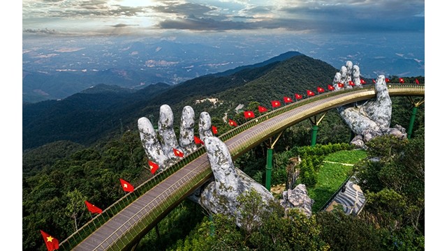 Le pont d’or de Dà Nang (ville de Dà Nang, au Centre du Vietnam) remporte le titre de « Premier pont touristique emblématique au monde 2021 ». Photo : ST.