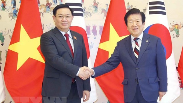 Le président de l’AN du Vietnam Vuong Dinh Huê et son homologue sud-coréen Park Byeong-seug. Photo : VNA
