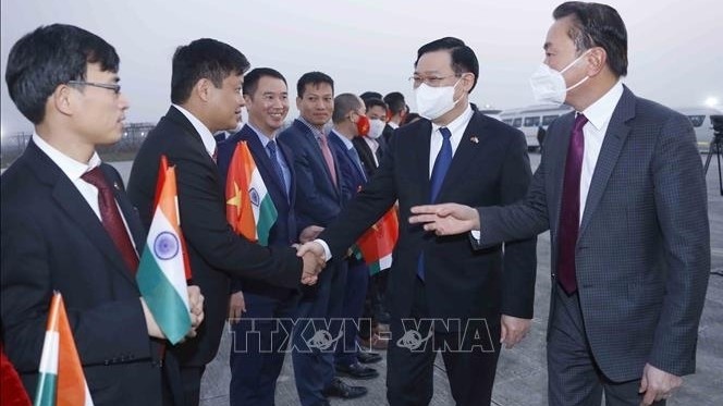 Le président de l'AN du Vietnam, Vuong Dinh Hue, est arrivé le 15 décembre à l'aéroport militaire de Palam, dans la capitale New Delhi, pour entamer une visite officielle en Inde.
