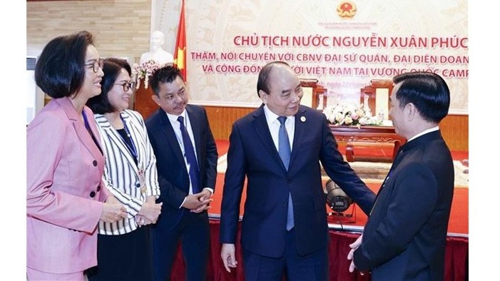 Le Président Nguyên Xuân Phuc rencontre des cadres de l’Ambassade du Vietnam au Cambodge. Photo: VNA.