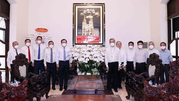 Des dirigeants de Hô Chi Minh-Ville se sont rendus le 21 février à l'archevêché de Hô Chi Minh-Ville. Photo : VNA. 