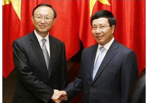 Le vice-Premier ministre et ministre des Affaires étrangères, Pham Binh Minh, et le Conseiller d’État chinois, Yang Jiechi, à Hanoi le 27 octobre. Photo: VNA.