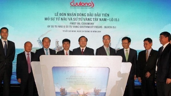 Le vice-Premier ministre Hoàng Trung Hai et les délégués pressent symboliquement le bouton pour recevoir les premiers lots de pétrole. Photo: VNA.