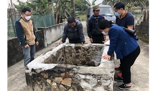 Les archéologues inspectent un puits ancien dans la commune de Hông Lôc, district de Lôc Hà, province de Hà Tinh (au Centre). Photo: CVN/VNA