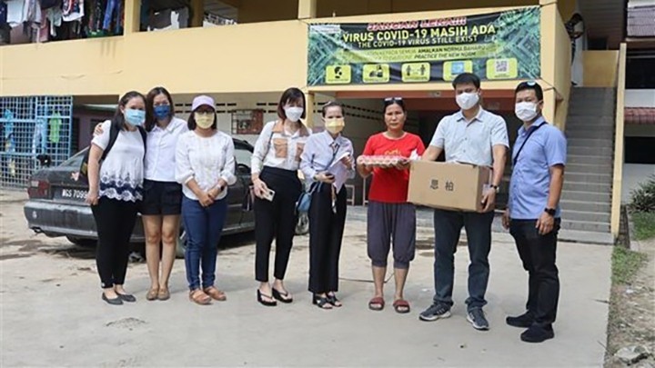 Des représentants de l'Ambassade du Vietnam et de la communauté vietnamienne en Malaisie offrent des cadeaux aux Vietnamiens de l'État de Selangor touchés par les inondations Photo : VNA