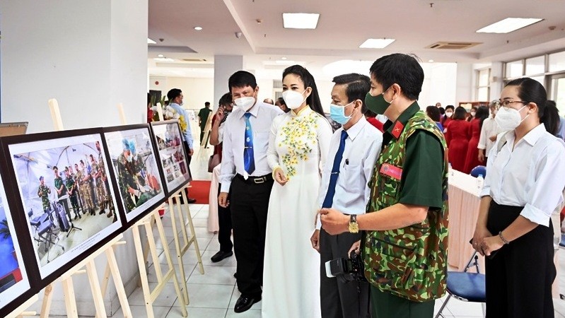 Lors de l'exposition de photo « Étudier et suivre l’exemple du Président Ho Chi Minh ». Photo: NDEL