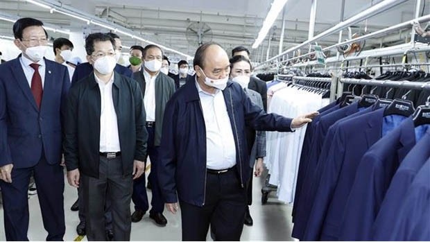 Le Président Nguyên Xuân Phuc en visite dans la compagnie par actions de textile 29 Mars, le 28 décembre. Photo : VNA.