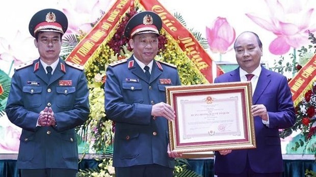 Le président Nguyen Xuan Phuc décerne l’Ordre de la Défense nationale, première classe à l’Académie de la défense. Photo : VNA