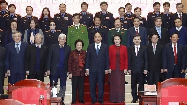 Le président Nguyên Xuân Phuc (1er rang, au centre) pose avec les délégués lors de la conférence-bilan du Parquet populaire suprême à Hanoi, le 31 décembre. Photo : VNA