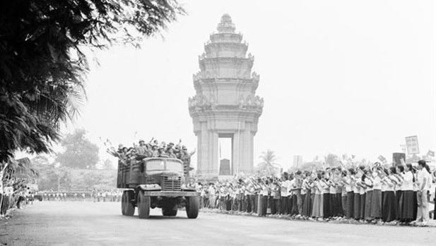 Des dizaines de milliers de personnes dans la capitale Phnom Penh se tenaient des deux côtés de la route pour dire au revoir des volontaires vietnamiens qui avaient terminé leur devoir international et sont rentrés chez eux. Photo: VNA