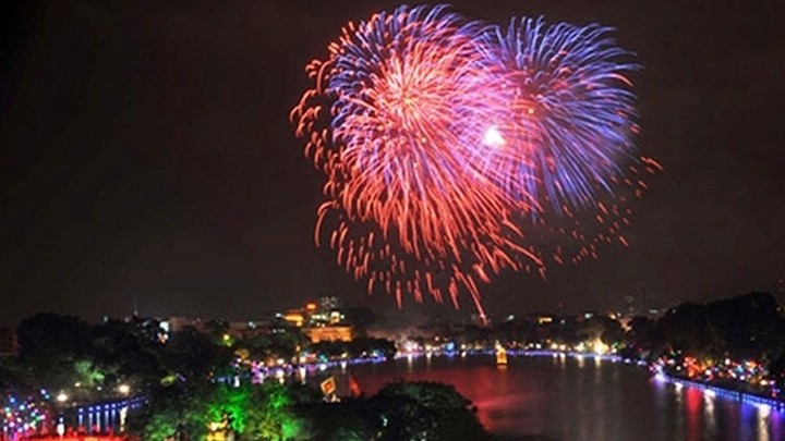 Des feux d’artifice seront tirés depuis un seul site à Hanoi pour le Têt du Tigre. Photo : VNA.