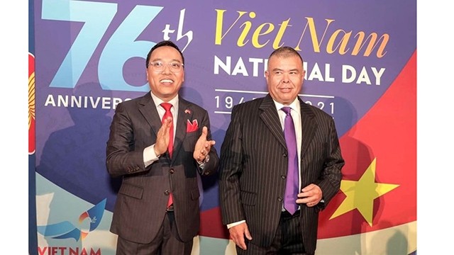 Le professeur d'origine vietnamienne Jonathan Van-Tam (à droite). Photo : laodong.vn