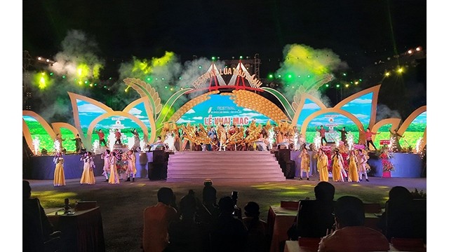 La cérémonie du lancement du 5e festival du riz vietnamien à Vinh Long. Photo : NDEL.