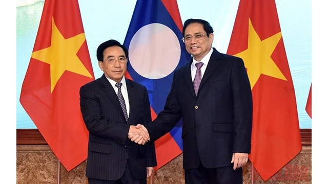 Le Premier ministre Pham Minh Chinh (à droite) et son homologue lao Phankham Viphavanh (à gauche). Photo: NDEL.