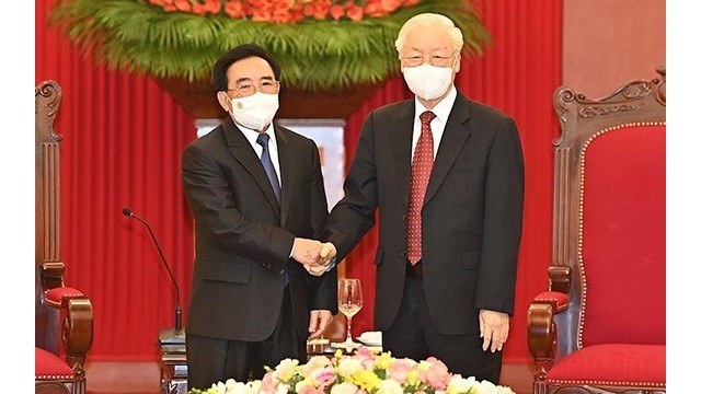 Le Secrétaire général du Parti, Nguyên Phu Trong (à droite) et le Premier ministre laotien, Phankham Viphavanh (à gauche). Photo: NDEL