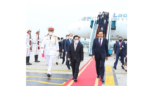 Le ministre, chef du bureau gouvernemental, Trân Van Son, a accueilli le Premier ministre laotien Phankham Viphavanh à l'aéroport international de Nôi Bài, à Hanoï. Photo: VNA