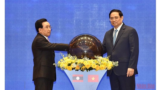 Le Premier ministre Pham Minh Chinh (à droite) et son homologue lao Phankham Viphavanh (à gauche) ont appuyé sur le bouton pour lancer l'Année de la solidarité et de l'amitié Vietnam-Laos et Laos-Vietnam de 2022. Photo: NDEL
