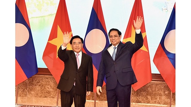  Le Premier ministre Pham Minh Chinh (à droite) et son homologue laotien Phankham Viphavanh (à gauche). Photo: Trân Hai/NDEL