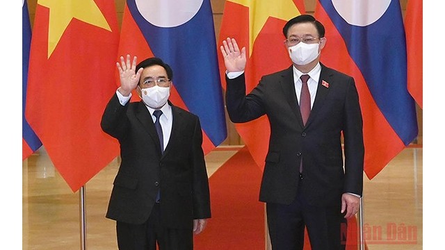 Le Président de l'AN du Vietnam, Vuong Dinh Huê (à droite), le Premier ministre laotien, Phankham Viphavanh (à gauche). Photo : NDEL.