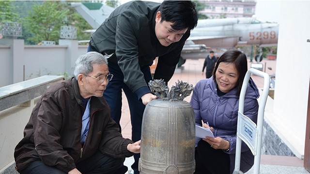 L'ancienne cloche en bronze récemment découverte dans la ville de Yên Bai. Photo : NDEL.