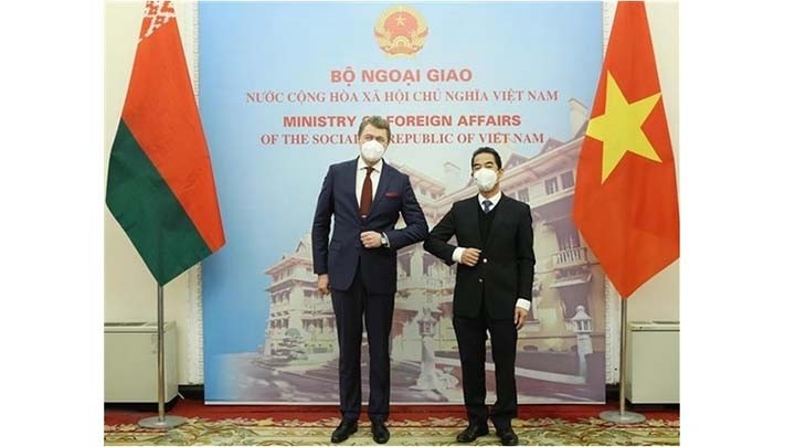 Le vice-ministre vietnamien des Affaires étrangères, Tô Anh Dung (à droite), et son homologue biélorusse, Mikalai Barysevich. Photo : VNA.