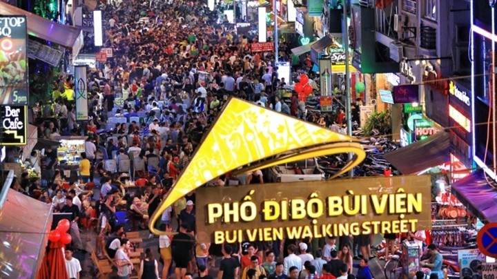 La rue piétonnière Bùi Viên est bondée de visiteurs à Noël 2018. En 2018, les visiteurs internationaux de la ville étaient estimés à 7,5 millions et 8,6 millions en 2019. Photo : Vnexpress.