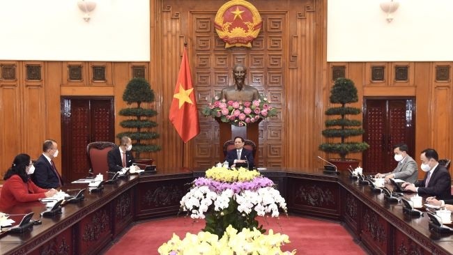 Lors de la séance de travail entre le Premier ministre vietnamien, Pham Minh Chinh, et Takeshi Kasai, directeur régional de l'Organisation mondiale de la Santé (OMS) pour le Pacifique occidental: Photo : Trân Hai/NDEL.