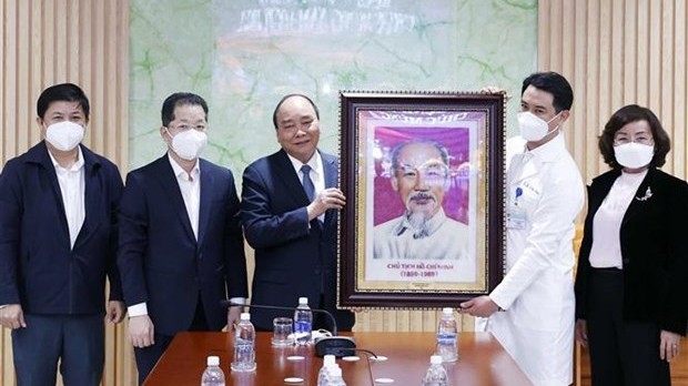 Le Président Nguyên Xuân Phuc (3e à partir de la gauche) remet une photo du Président Hô Chi Minh à l’Hôpital de Dà Nang. Photo : VNA.