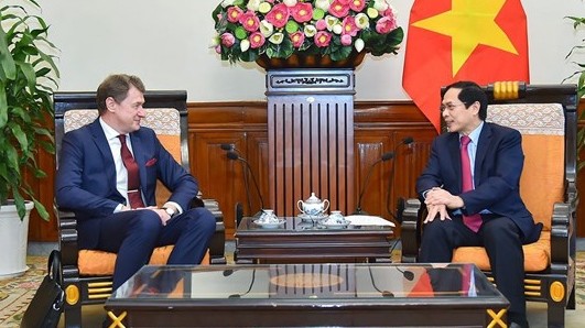 Le ministre des AE, Bùi Thanh Son (à droite), et le vice-ministre biélorusse des AE, Nikolai Borisevich, le 12 janvier à Hanoi. Photo : VNA.