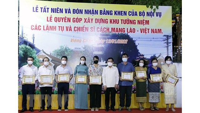 Remise des certificats de mérite aux Vietnamiens ayant fait de grandes contributions caritatives. Photo : VNA.